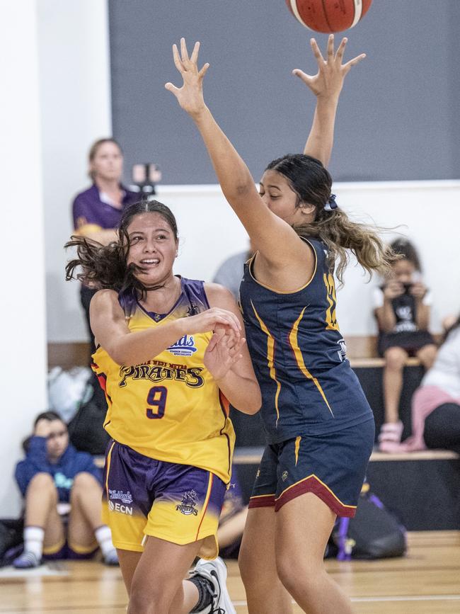 Laila Kefu for Pirates and Mylaani Sione for Thunder. Logan Thunder vs SWM Pirates Purple. Under 16 Girls State Basketball Championships. Thursday, April 14, 2022. Picture: Nev Madsen.