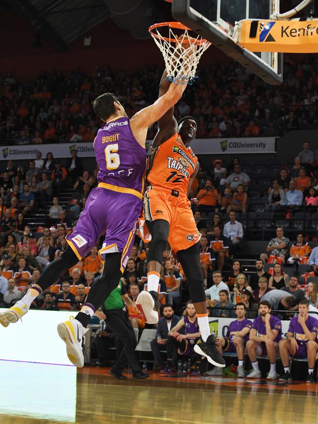 Taipains Kouat Noi contests with Kings Andrew Bogut during the NBL round one match between the Cairns Taipans and Sydney Kings at Cairns Convention Centre in Cairns, Friday, October 4, 2019. (AAP Image/Brian Cassey) NO ARCHIVING, EDITORIAL USE ONLY