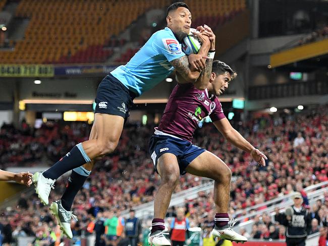 Waratahs fullback Israel Folau takes a high kick ahead of Queensland’s Jayden Ngamanu on Saturday night.