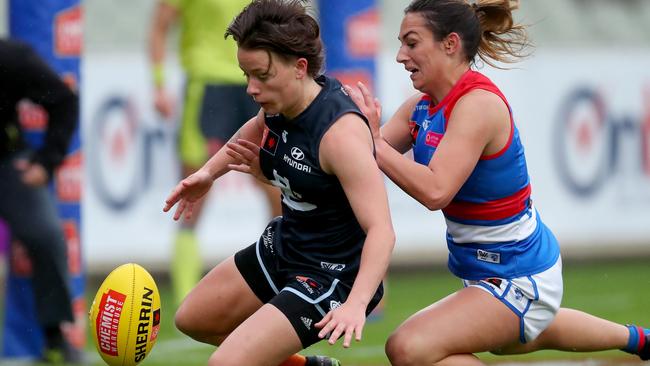 Poppy Schaap and Elisabeth Georgostathis compete for the ball. Picture: Kelly Defina/Getty Images