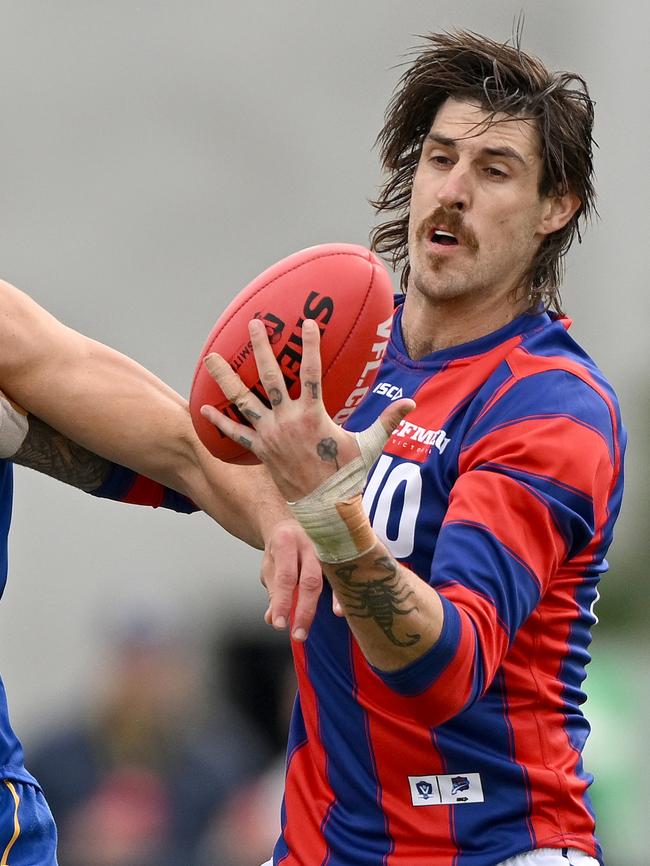 Naismith looks for an option. Picture: Morgan Hancock/AFL Photos/via Getty Images