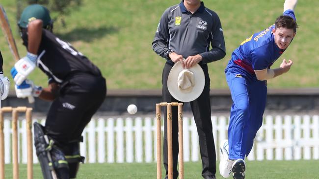 Brodie Symons bends his back for the Heat. Picture: David Crosling