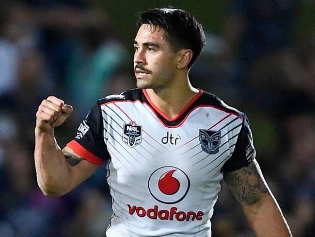 TOWNSVILLE, AUSTRALIA - JUNE 15:  Shaun Johnson of the Warriors celebrates after kicking a field goal during the round 15 NRL match between the North Queensland Cowboys and the New Zealand Warriors at 1300SMILES Stadium on June 15, 2018 in Townsville, Australia.  (Photo by Ian Hitchcock/Getty Images)