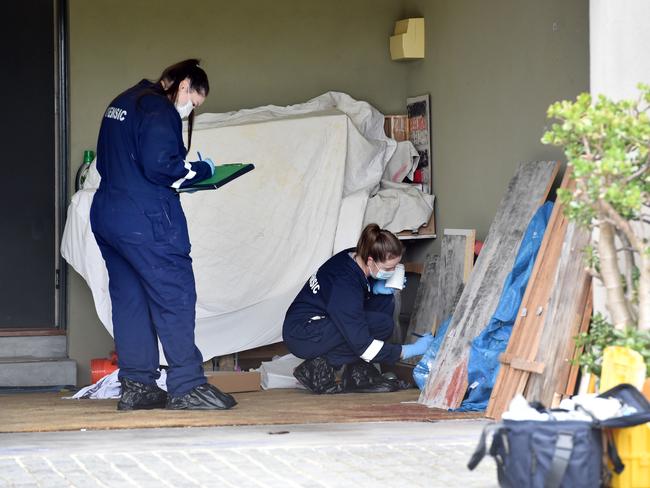 MELBOURNE, AUSTRALIA - NewsWire Photos DECEMBER 1ST, 2022: Police are investigating the suspicious death of a 51-year-old woman in Northcote last night. Picture: NCA NewsWire / Nicki Connolly