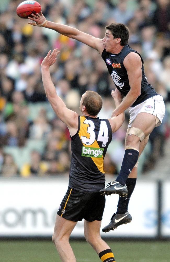 Matthew Kreuzer of Carlton and Andrew Browne of Richmond in action. (AAP Image/Martin Philbey)