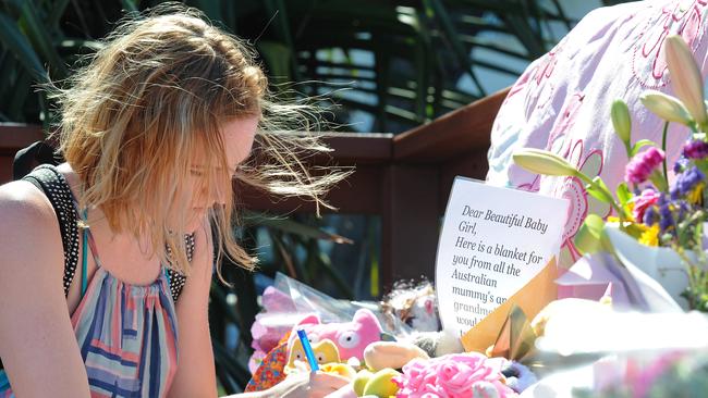 Jessica Nobbs leaves a messages for the little baby. (AAP image, John Gass)