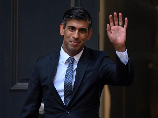 New Conservative Party leader and incoming prime minister Rishi Sunak waves as he leaves from Conservative Party Headquarters in central London having been announced as the winner of the Conservative Party leadership contest, on October 24, 2022. - Britain's next prime minister, former finance chief Rishi Sunak, inherits a UK economy that was headed for recession even before the recent turmoil triggered by Liz Truss. (Photo by JUSTIN TALLIS / AFP)