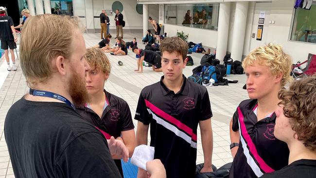 Warringah Aquatic SC head coach Cameron Gledhill speaking to his swimmers, including brothers Sam and Luke Higgs. Photo from Warringah Aquatic SC Facebook.