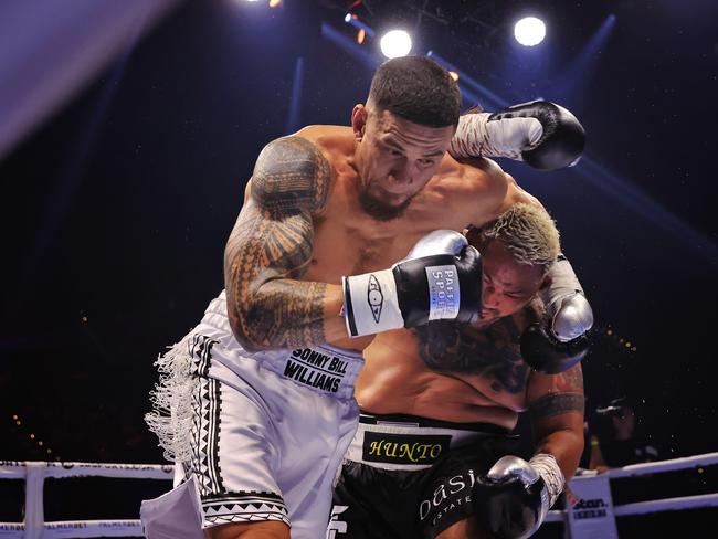 SYDNEY, AUSTRALIA - NOVEMBER 05: Sonny Bill Williams and Mark Hunt trade punches during the heavyweight fight between Sonny Bill Williams and Mark Hunt at Aware Super Theatre on November 05, 2022 in Sydney, Australia. (Photo by Mark Evans/Getty Images)