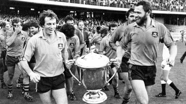 JULY 28, 1979: Wallabies Paul McLean (L) and Mark Loane lead teammates on lap of SCG in Sydney with Bledisloe Cup trophy after Australia defeated New Zealand's All Blacks to retain title. Pic Ian Mainsbridge. Historical Rugby Union