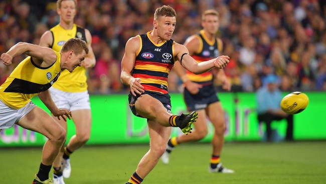 Rory Laird gets his kick away against Richmond in 2018. Picture: Daniel Kalisz/Getty Images