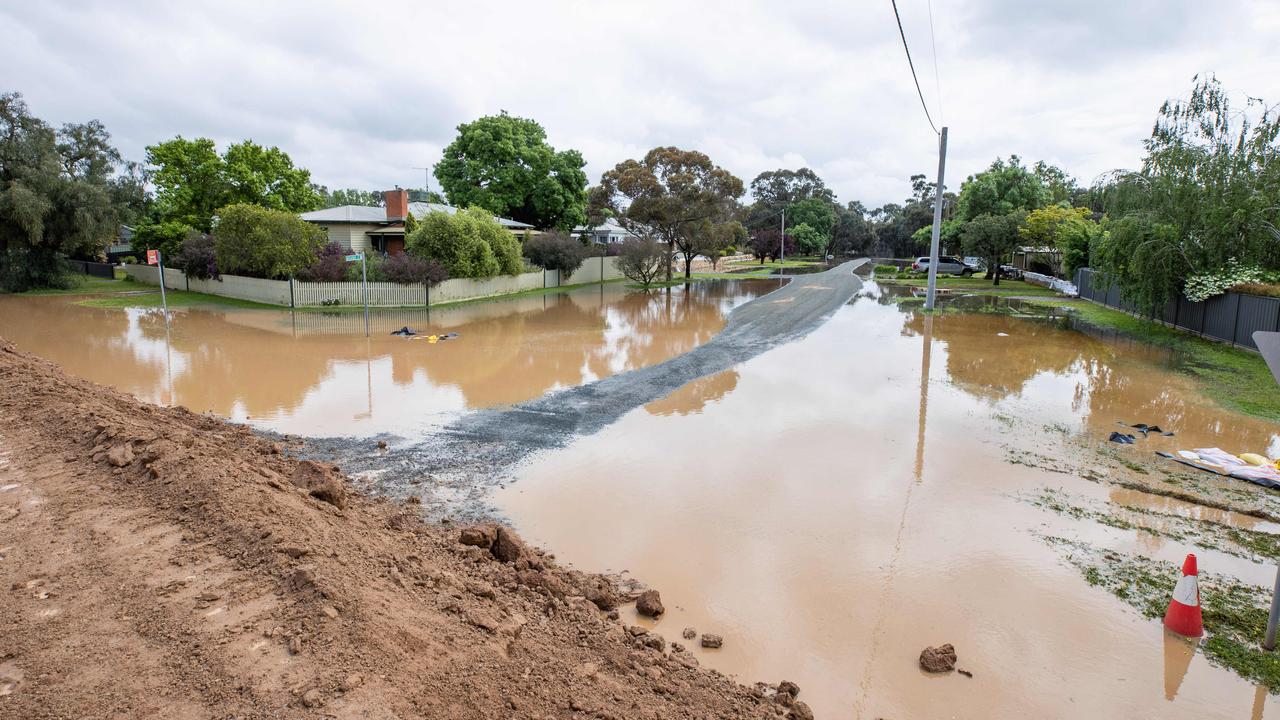 Victoria Flood Updates Echuca Kerang Anxiously Await Rivers To Peak   9d8578532d8be92e4ed9ba3db303e652