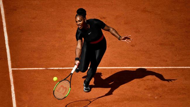 Serena Williams of the US plays a forehand return to Czech Republic's Kristyna Pliskova during their women's singles first round match on day three of The Roland Garros 2018 French Open tennis tournament in Paris on May 29, 2018. / AFP PHOTO / CHRISTOPHE SIMON