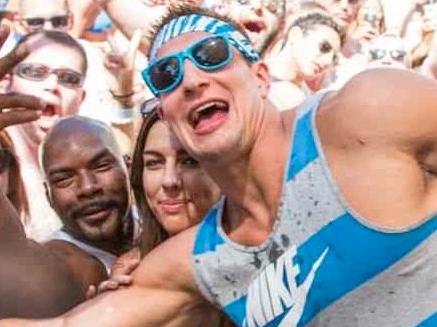NFL star offers couple $10K to ‘bang’
