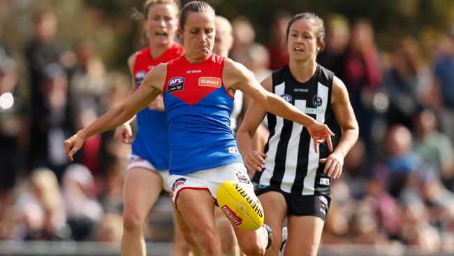 Karen Paxman puts Melbourne into attack against Collingwood.