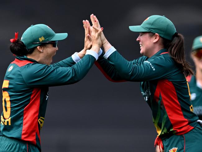 Tasmania spinners Maisy Gibson and Lauren Smith starred in Monday’s WNCL win. (Photo by Steve Bell/Getty Images)