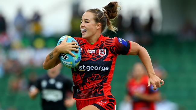 PERTH, AUSTRALIA - FEBRUARY 15: Isabelle Kelly of the Dragons runs her way to the try line to score a try during the match between the Warriors and Dragons from Day 2 of the 2020 NRL Nines at HBF Stadium on February 15, 2020 in Perth, Australia. (Photo by James Worsfold/Getty Images)