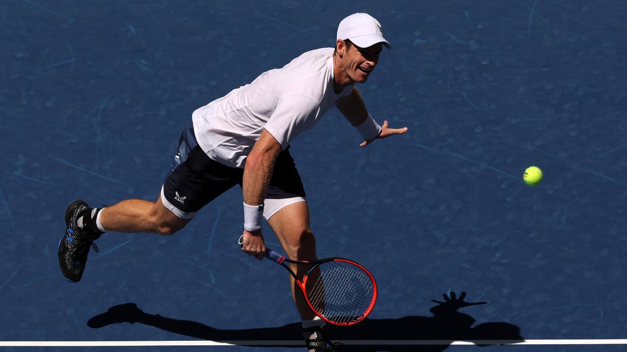 Andy Murray returns a shot against Grigor Dimitrov. (Photo by Matthew Stockman/Getty Images)