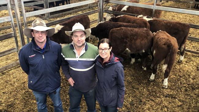 Matt Birch, Corcoran Parker, Mansfield, with vendors Glenn and Kate Berg, Jamieson, who sold their first run of steers ever, a pen of Poll Herefords weighing 238kg which made $1675 or 704c/kg. Picture: Fiona Myers