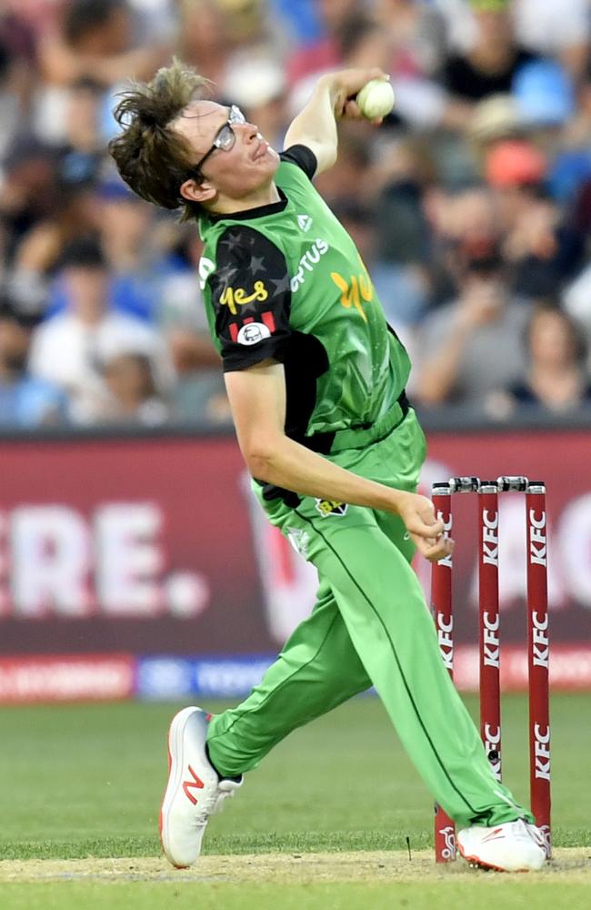 Liam Bowe bowls for the Stars (AAP Image/Sam Wundke)