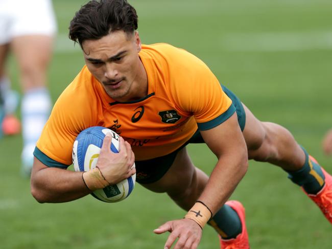 MENDOZA, ARGENTINA - AUGUST 06: Jordan Petaia of Australia scores a try during The Rugby Championship between Argentina Pumas and Australian Wallabies  at Estadio Malvinas Argentinas on August 06, 2022 in Mendoza, Argentina. (Photo by Daniel Jayo/Getty Images)