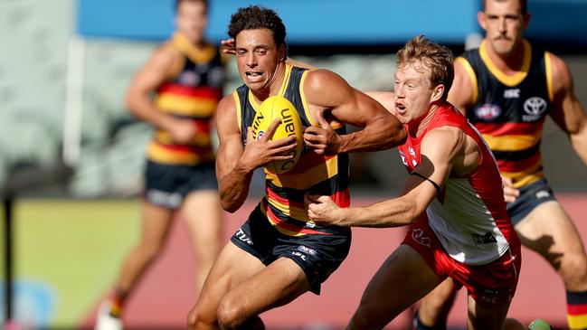 Ben Davis avoids Ryan Clarke. Picture: James Elsby/AFL Photos via Getty Images.