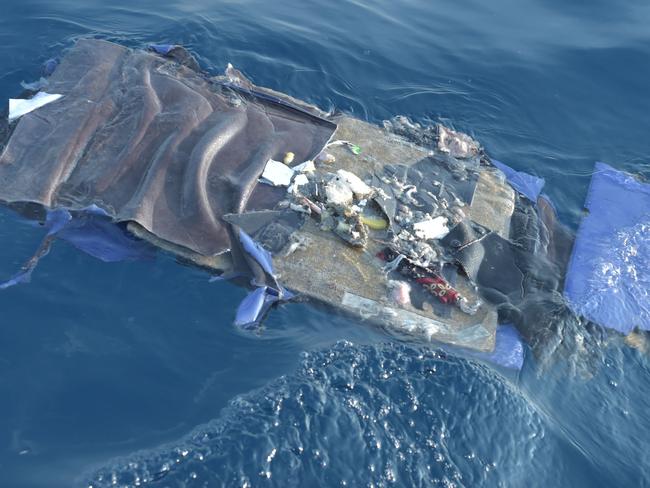 Debris from the ill-fated Lion Air flight JT 610 floats at sea in the waters north of Karawang, West Java province, on October 29, 2018. - All 189 passengers and crew aboard a crashed Indonesian Lion Air jet were "likely" killed in the accident, the search and rescue agency said on October 29, as it announced it had found human remains. (Photo by ADEK BERRY / AFP)