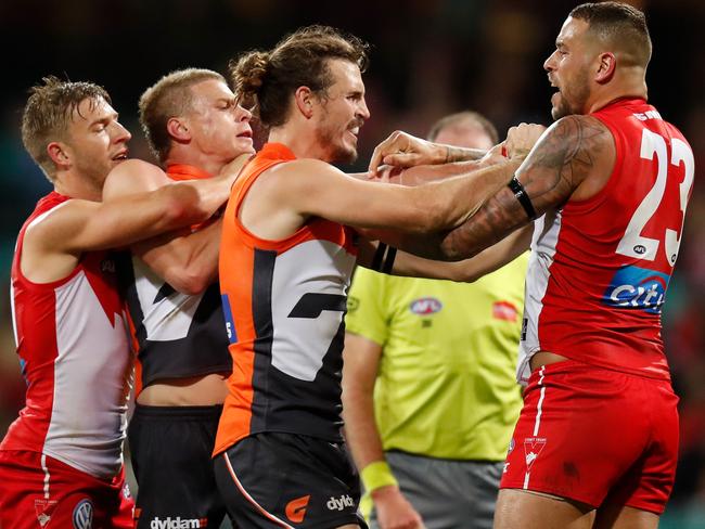 SYDNEY, AUSTRALIA - SEPTEMBER 08: Lance Franklin of the Swans and Phil Davis of the Giants clash during the 2018 AFL Second Elimination Final match between the Sydney Swans and the GWS Giants at the Sydney Cricket Ground on September 08, 2018 in Sydney, Australia. (Photo by Michael Willson/AFL Media/Getty Images)