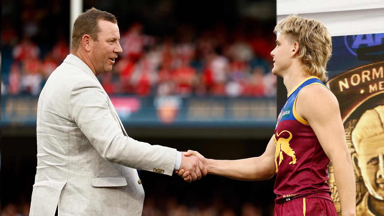 Seve Johnson present Will Ashcroft with the Norm Smith Medal. Picture: Michael Willson/AFL Photos via Getty Images