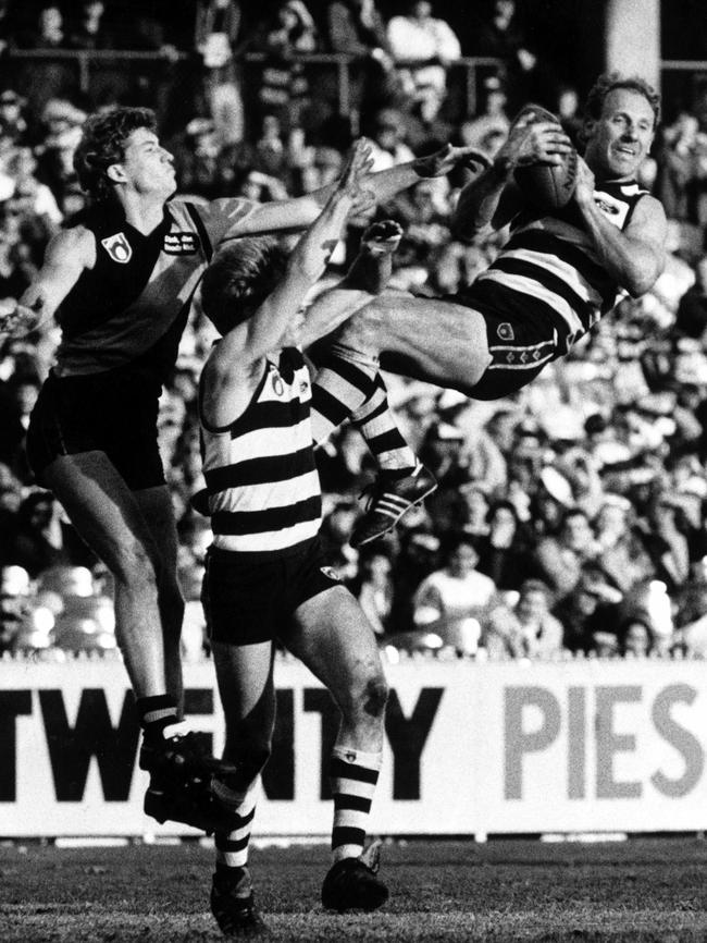 Gary Ablett Sr takes another huge mark against Richmond.