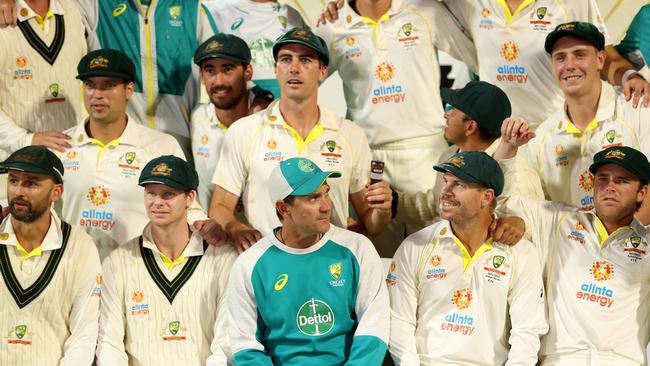 Justin Langer celebrates after winning the fifth Ashes Test. Photo by Robert Cianflone/Getty Images