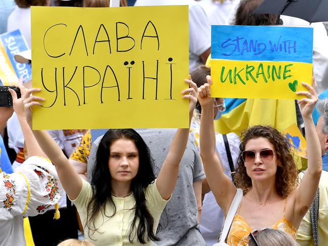 Hundreds rally in city for Ukraine