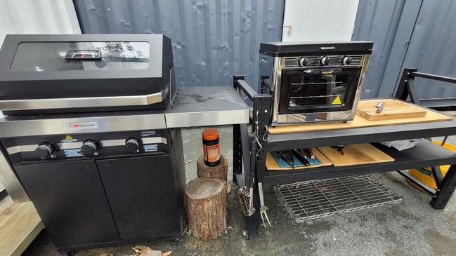 Facilities include a barbecue and an outdoor gas oven.