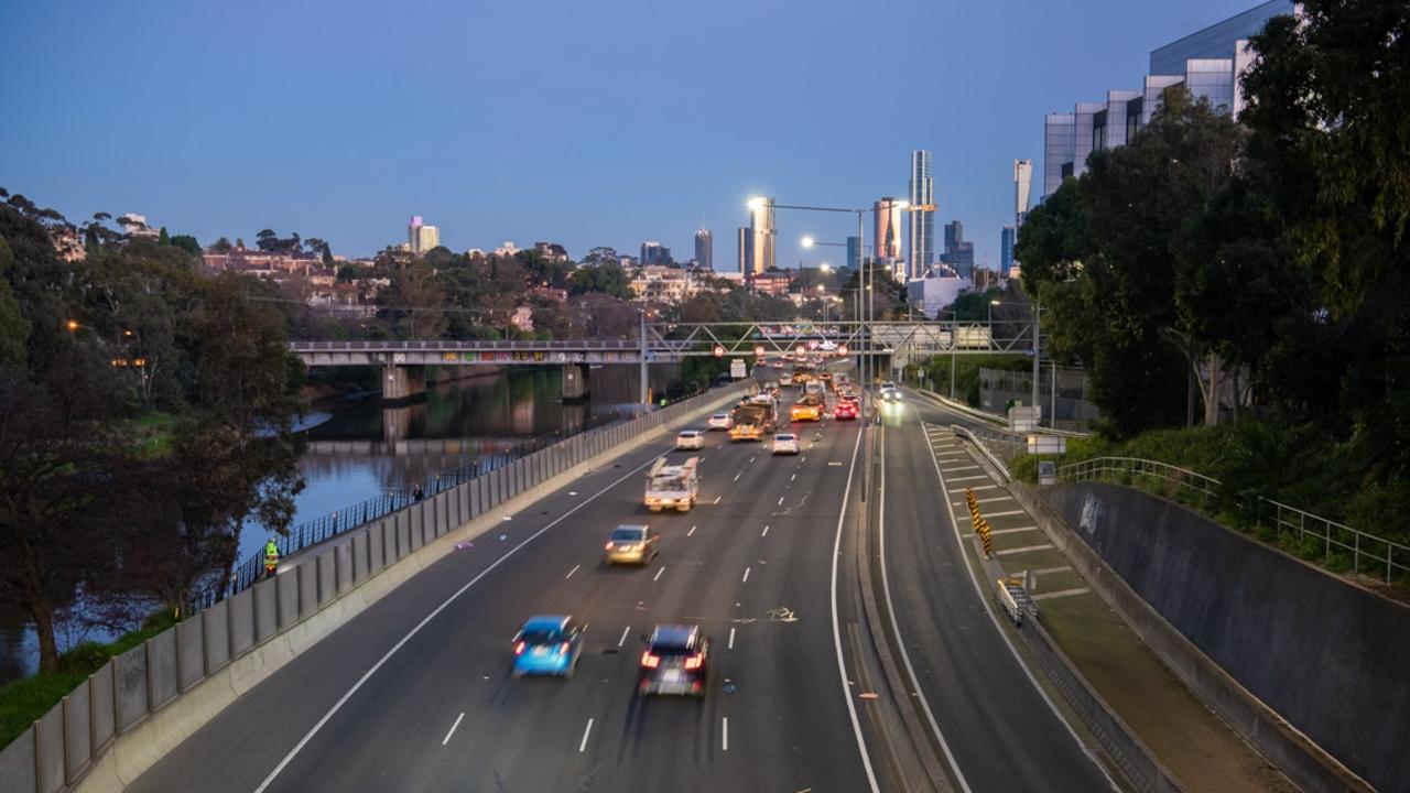 Transurban 的下一次季度涨价将使前往墨尔本中央商务区的单程票价上限飙升至 12 美元。图片：Simon Anders