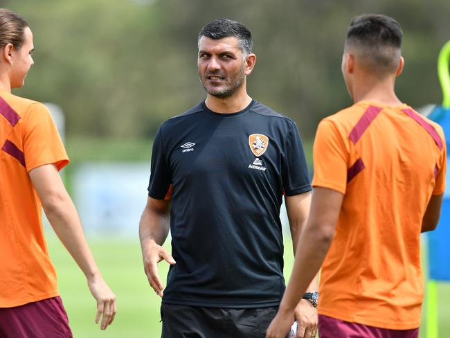 Brisbane Roar coach John Aloisi (centre) is seen during a Brisbane Roar training session at Logan Metro Sports Park in Logan City, Friday, October 19, 2018. Brisbane Roar will take on the Central Coast Mariners in their Round one A-League clash on Sunday at Suncorp Stadium. (AAP Image/Darren England) NO ARCHIVING