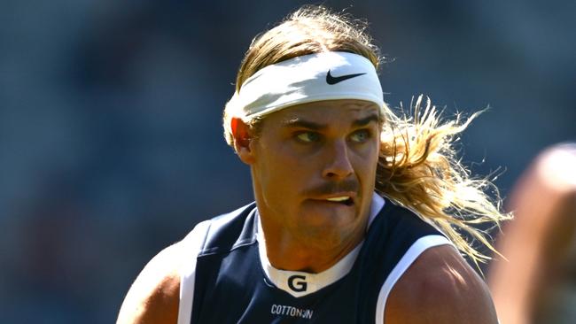 GEELONG, AUSTRALIA - FEBRUARY 17:  Bailey Smith of the Cats looks to pass the ball during the AFL practice match between Geelong Cats and Hawthorn Hawks at GMHBA Stadium on February 17, 2025 in Geelong, Australia. (Photo by Quinn Rooney/Getty Images)