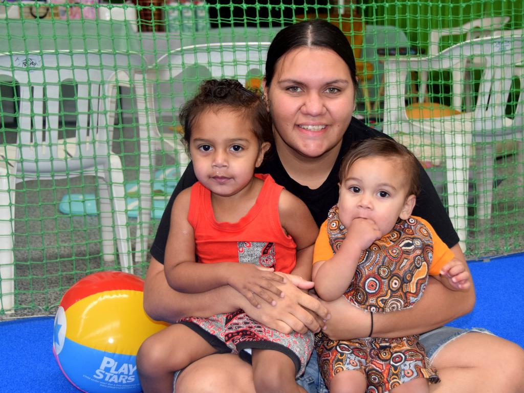 Kawhius and Javis McInnerney with Leonie Williams at the NAIDOC Baby Show 2021