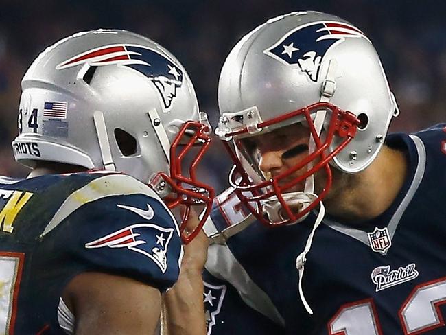 FOXBORO, MA - OCTOBER 16: Shane Vereen #34 and Tom Brady #12 of the New England Patriots react after Vereen scored a touchdown during the second quarter against the New York Jets at Gillette Stadium on October 16, 2014 in Foxboro, Massachusetts. Jim Rogash/Getty Images/AFP == FOR NEWSPAPERS, INTERNET, TELCOS & TELEVISION USE ONLY ==