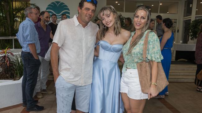 (L-R): Lian Roet, Taylor Roet and Tracey Roet.