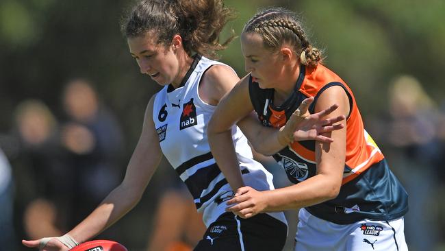 Alyssa Bannan battles Kasey Lennox for the ball. Picture: Julian Smith