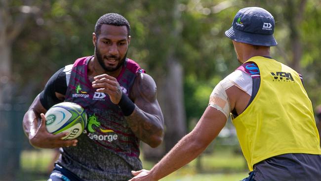 Queensland Reds recruit Suliasi Vunivalu attends his first training run the the club Picture Tom Mitchell/QRU