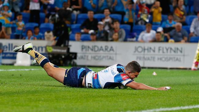 Ashley Taylor scores a try for the Titans.