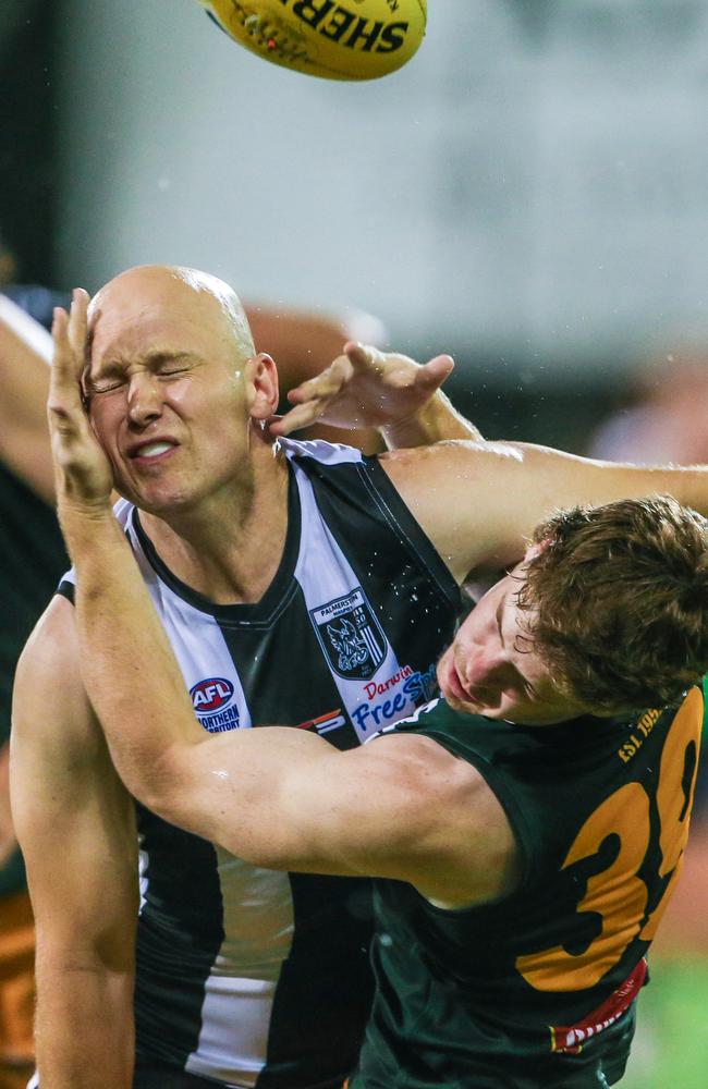 Gary Ablett Jr and Ethan Bowden compete for the ball. Picture: Glenn Campbell