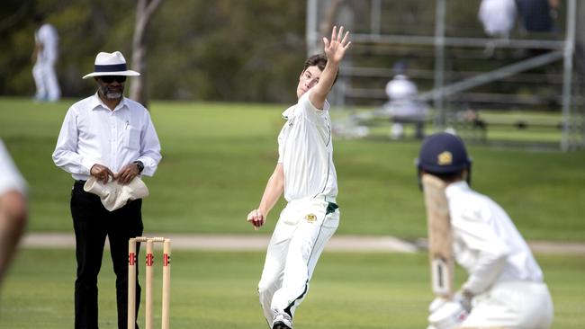 Ben Buechler bowling for Iona. (AAP Image/Richard Walker)