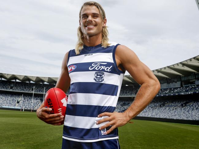 NCA. MELBOURNE, AUSTRALIA. October 17 , 2024. AFL. Bailey Smith tries on the hoops for the first time after being traded to Geelong from the Western Bulldogs .    .  Pic : Michael Klein