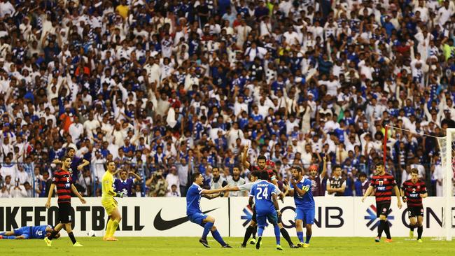 Al Hilal players react to Japanese referee Yuichi Nishimura. (Getty Images)