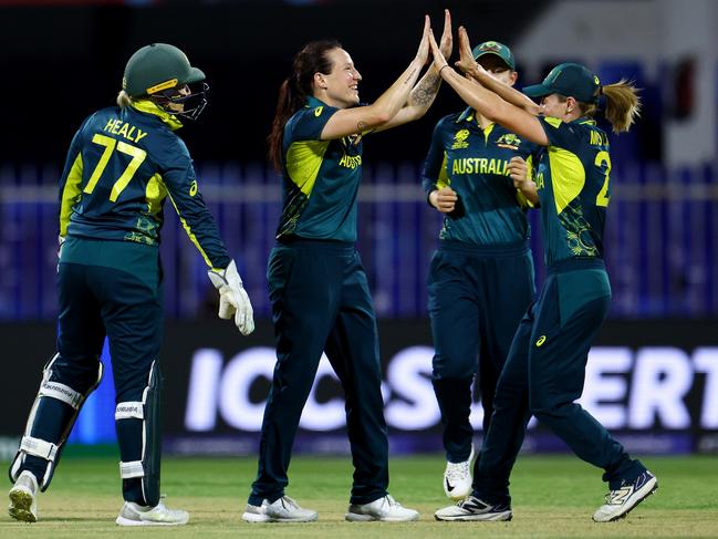 SHARJAH, UNITED ARAB EMIRATES - OCTOBER 08: Players of Australia celebrate after taking the wicket of Georgia Plimmer of New Zealand (not pictured) during the ICC Women's T20 World Cup 2024 match between Australia and New Zealand at Sharjah Cricket Stadium on October 08, 2024 in Sharjah, United Arab Emirates.  (Photo by Francois Nel/Getty Images)