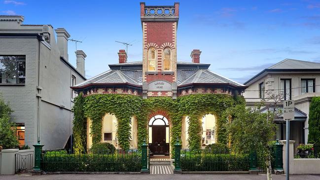 92 Page St, Albert Park sold despite nearly all buyers claiming to pull out.