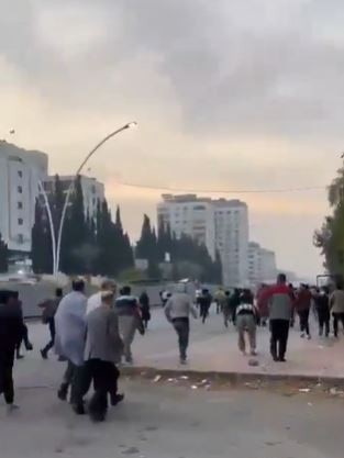 Hundreds, if not thousands of prisoners run from Sednaya Prison.