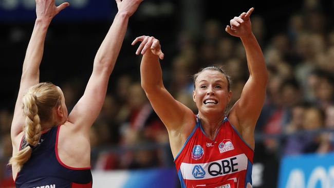 The Swifts Kim Green and Vixens Jo Weston doing battle in the elimination final.